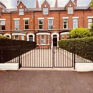 4br Spacious Home- 5 Mins To City- Free Secure Parking Holiday home